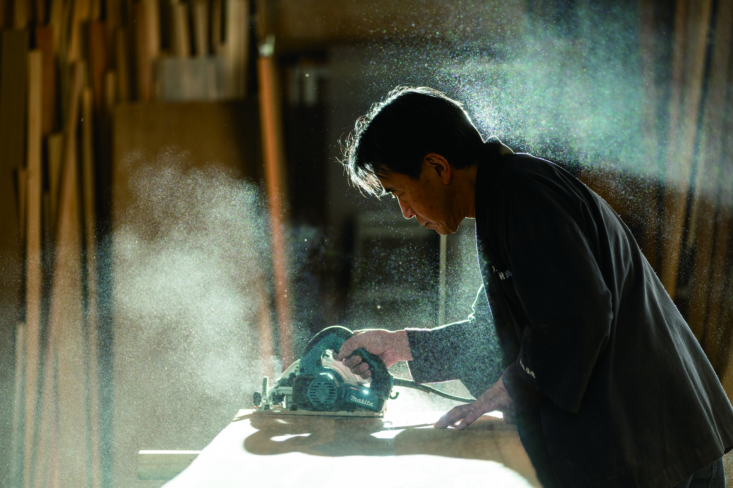 近所の小川木材商店が鶴の湯のサウナ室のメンテナンスを行っている。　<a href="https://sento-to-machi.org/kita-ku/2024/03/31/tsurunoyu/">▶︎鶴の湯とまちについて</a>