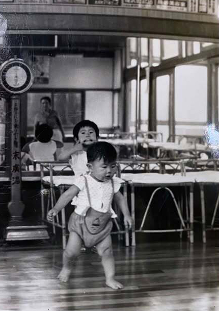 かつての末広湯。後ろには赤ちゃん用のベッドが沢山並ぶ。写真提供：徳江康幸<br>▶︎テルメ末広とまちについて