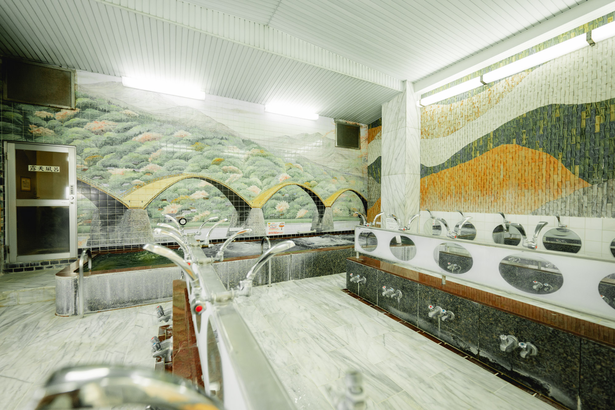 露天風呂ゆの花の女湯に描かれるタイル絵「錦帯橋」。<br>▶︎露天風呂ゆの花とまちについて