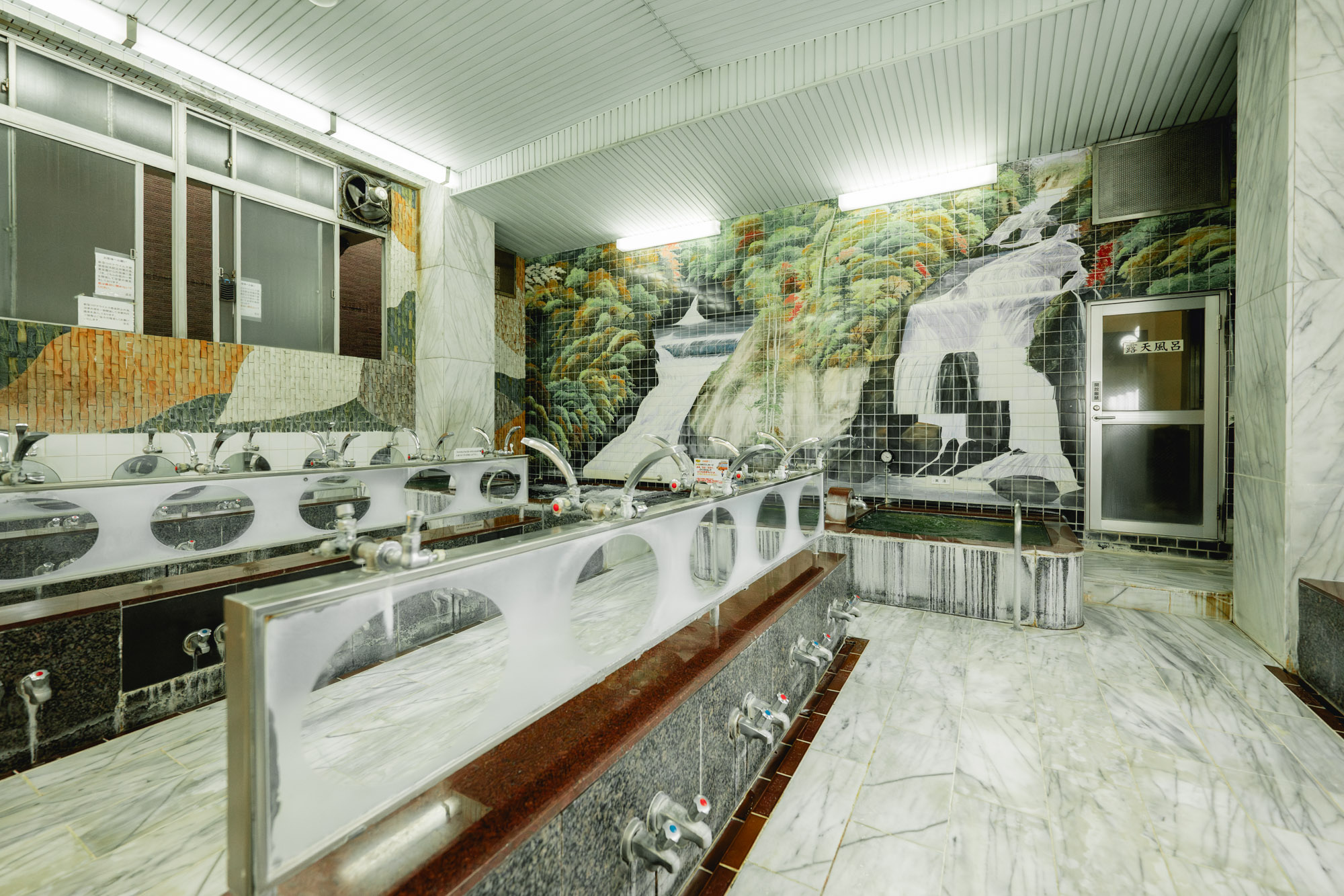 露天風呂ゆの花の男湯に描かれるタイル絵「竜頭の滝」。<br>▶︎露天風呂ゆの花とまちについて