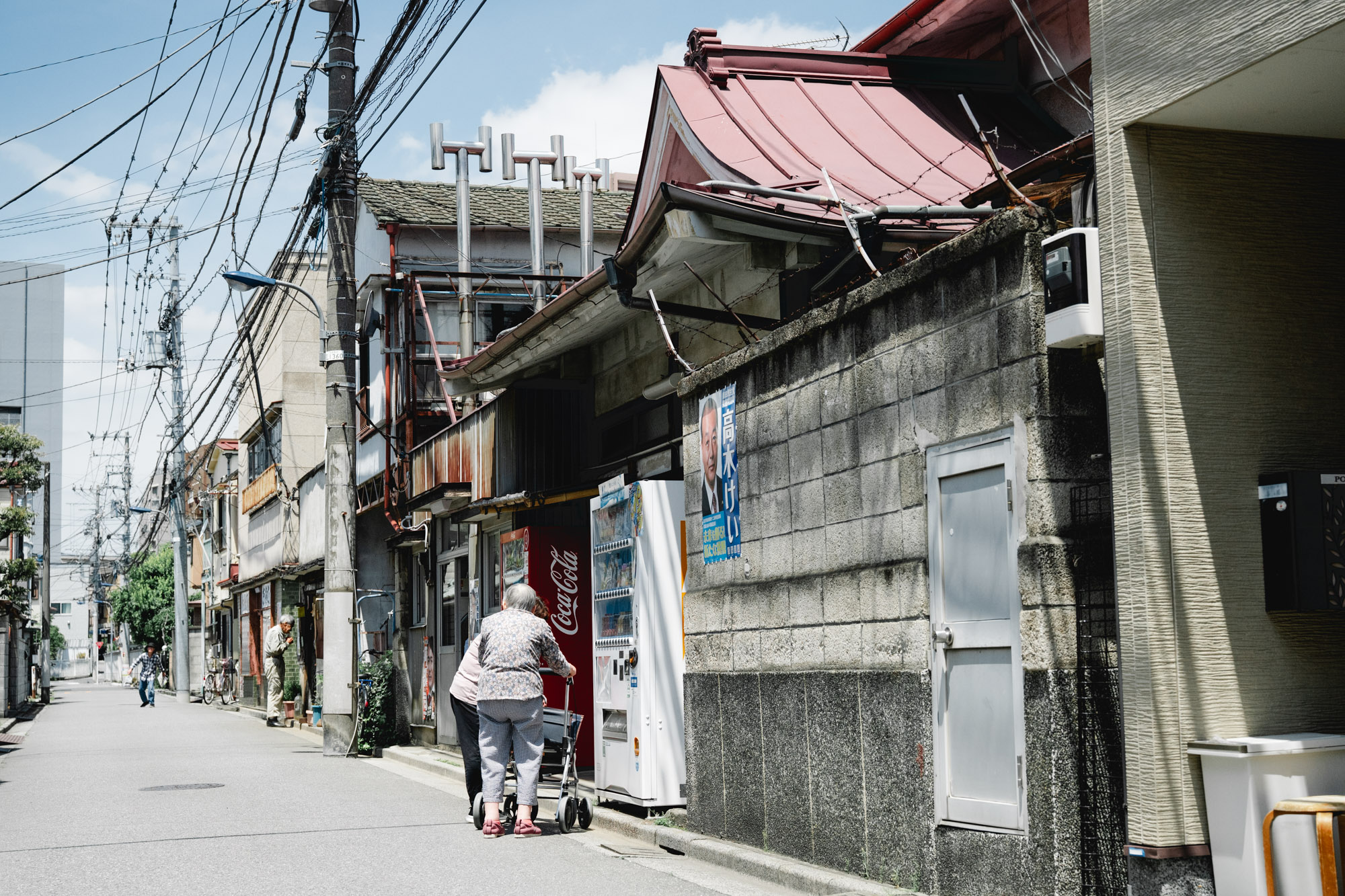 岩の湯の目の前の路地。<br>▶︎岩の湯とまちについて