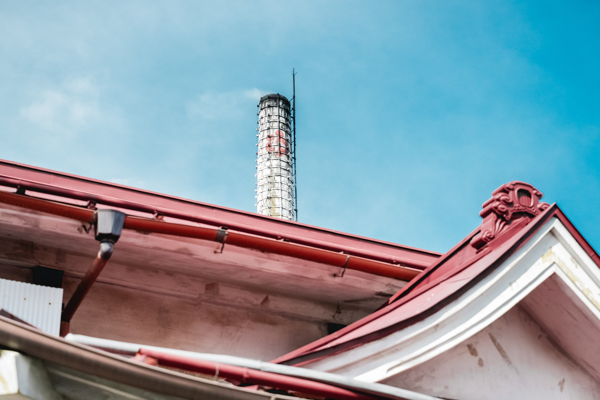 岩の湯の煙突から今日も煙が立ち上る。<br>▶︎岩の湯とまちについて