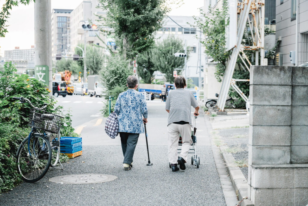 せんとうとまちワークショップ後、現在のお玉湯の前の道を帰る風呂上がりの常連客。<br>▶︎お玉湯とまちについて