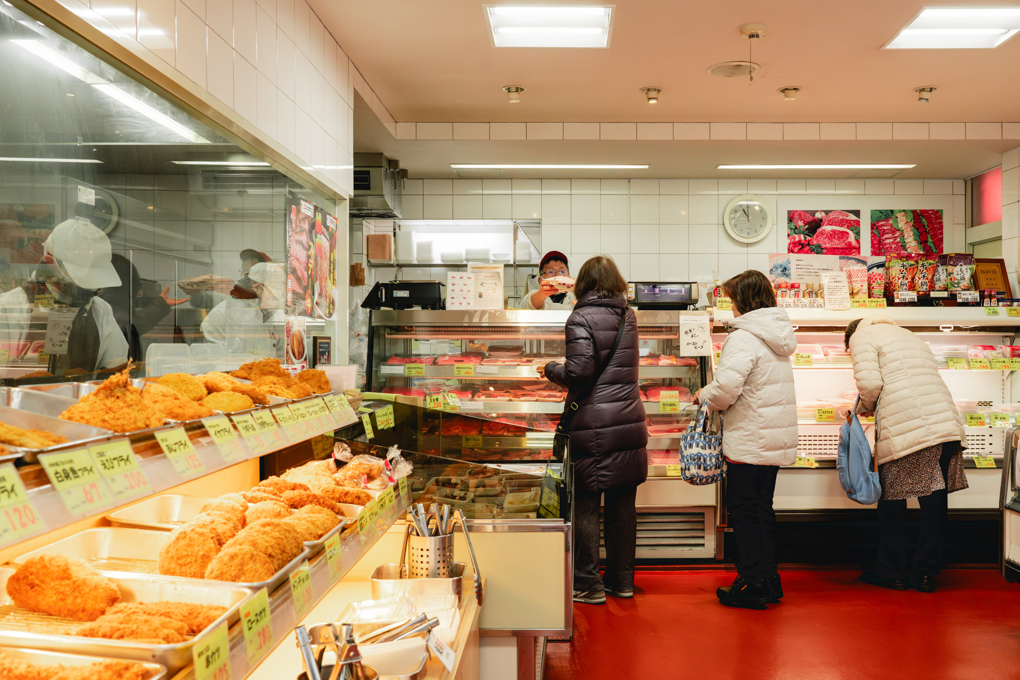 藤乃湯近くにある「肉のヤマチク」。<br>▶︎藤乃湯とまちについて